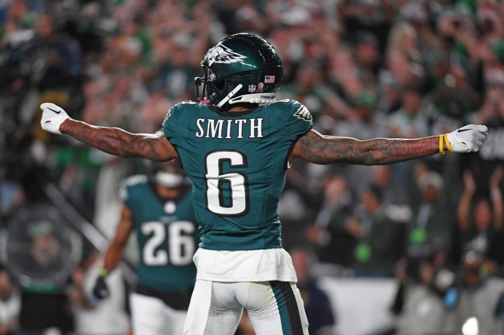 Eagles WR DeVonta Smith clears protocol, available Sunday - Field Level ...