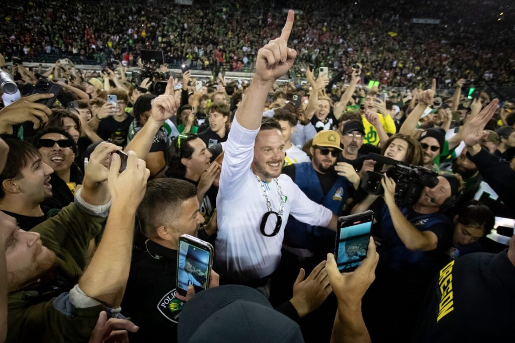 Oregon still No. 1 as Big Ten crowds top five of CFP rankings Field