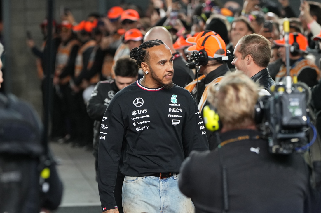 Lewis Hamilton to start from back in final Mercedes race - Field Level
