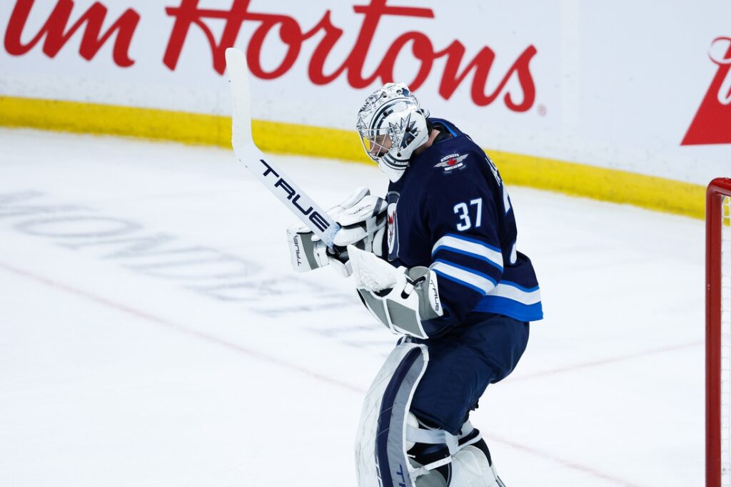 Connor Hellebuyck, Jets