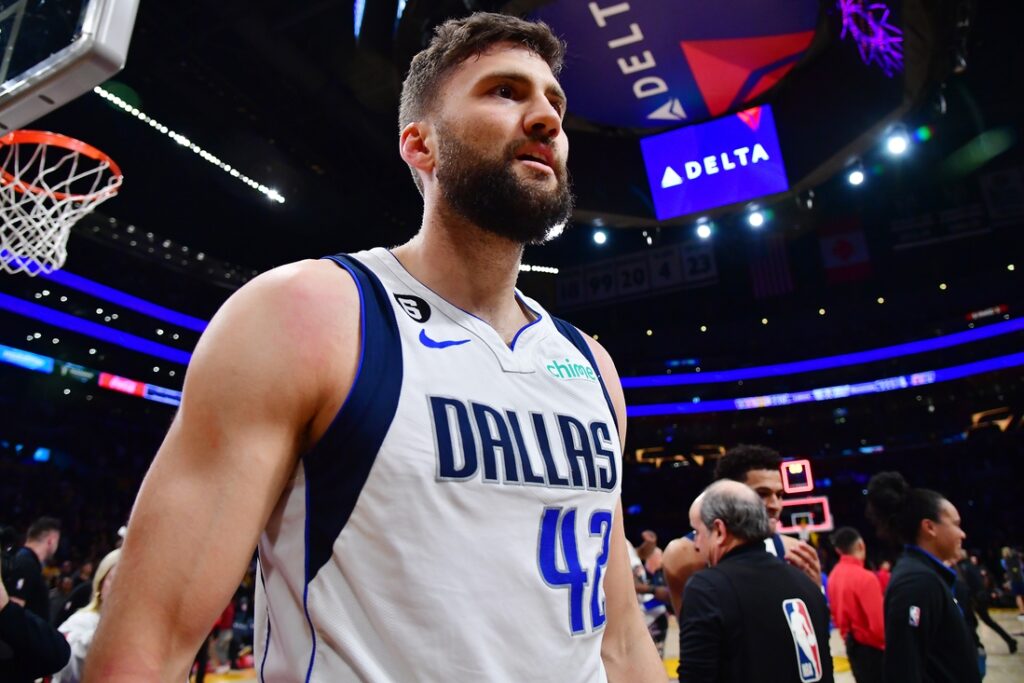 Maxi Kleber reacts