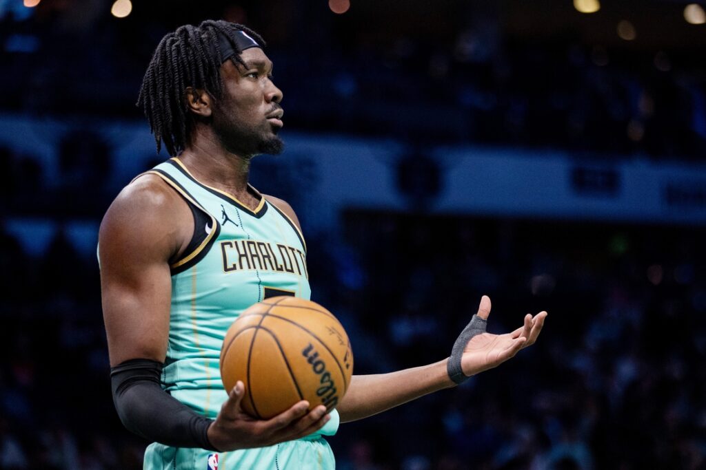 Mark Williams Hornets reacts