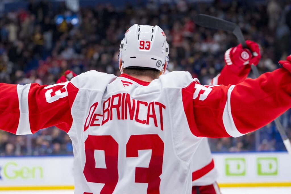 canucks, red wings