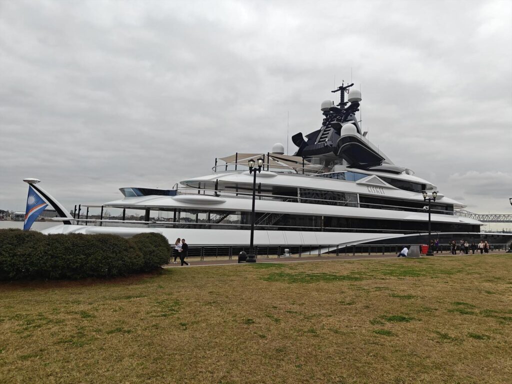superyacht, Shad Khan