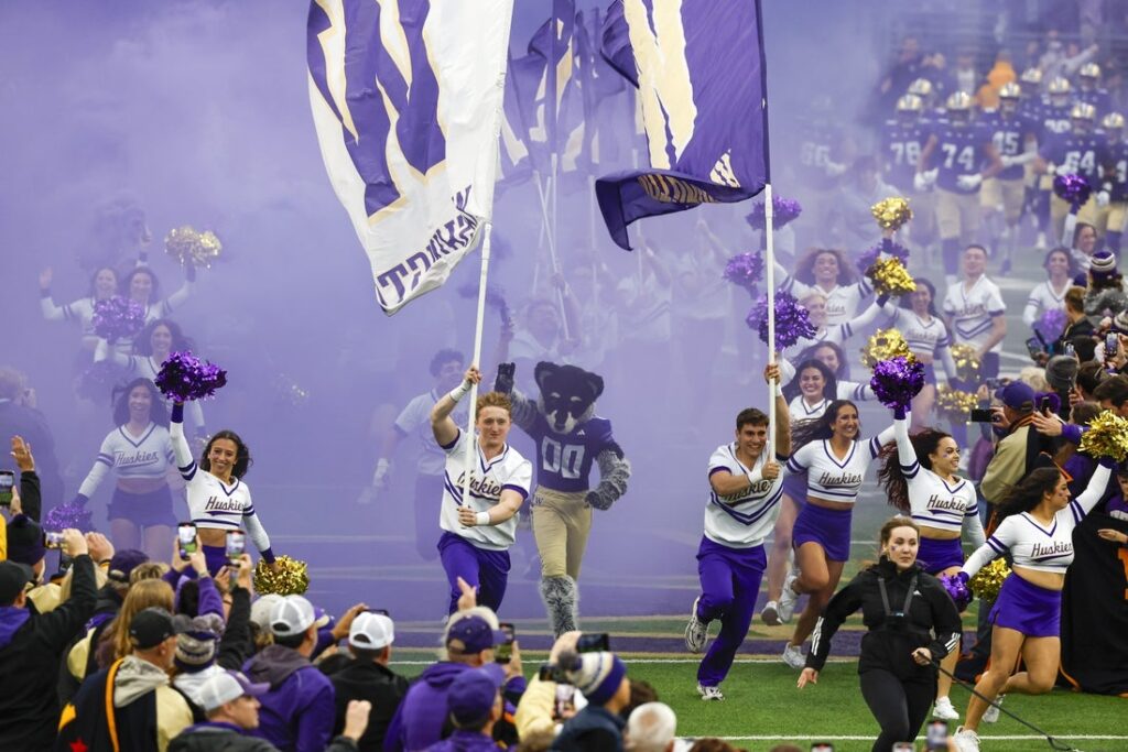 washington huskies football cheerleaders