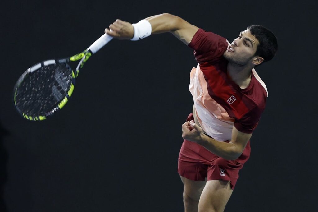 carlos alcaraz serve