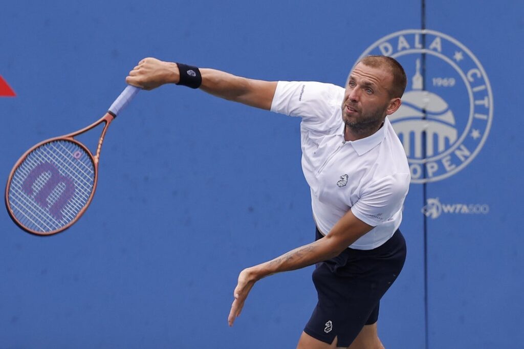 Daniel Evans serve