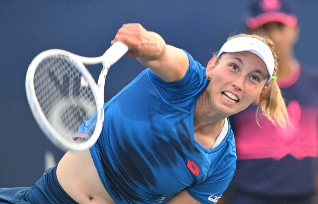 elise mertens serve