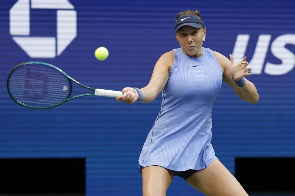 Amanda Anisimova forehand