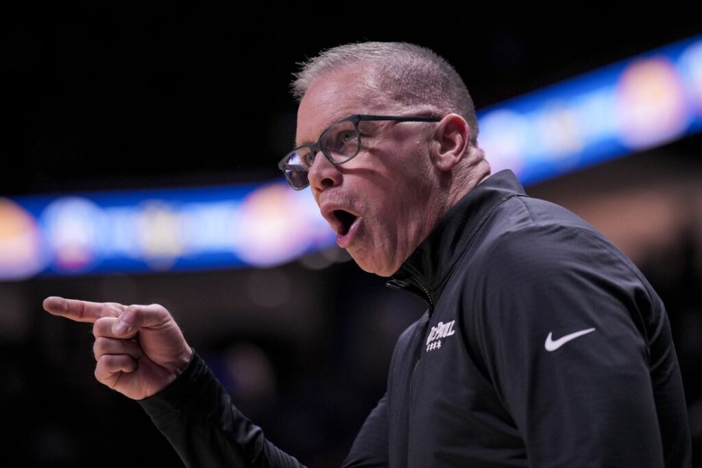 DePaul, Chris Holtmann