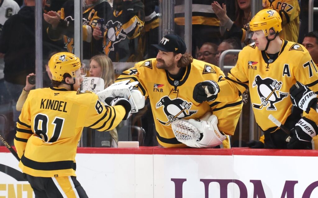 Blackhawks, Penguins