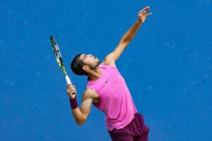 Carlos Alcaraz, serve