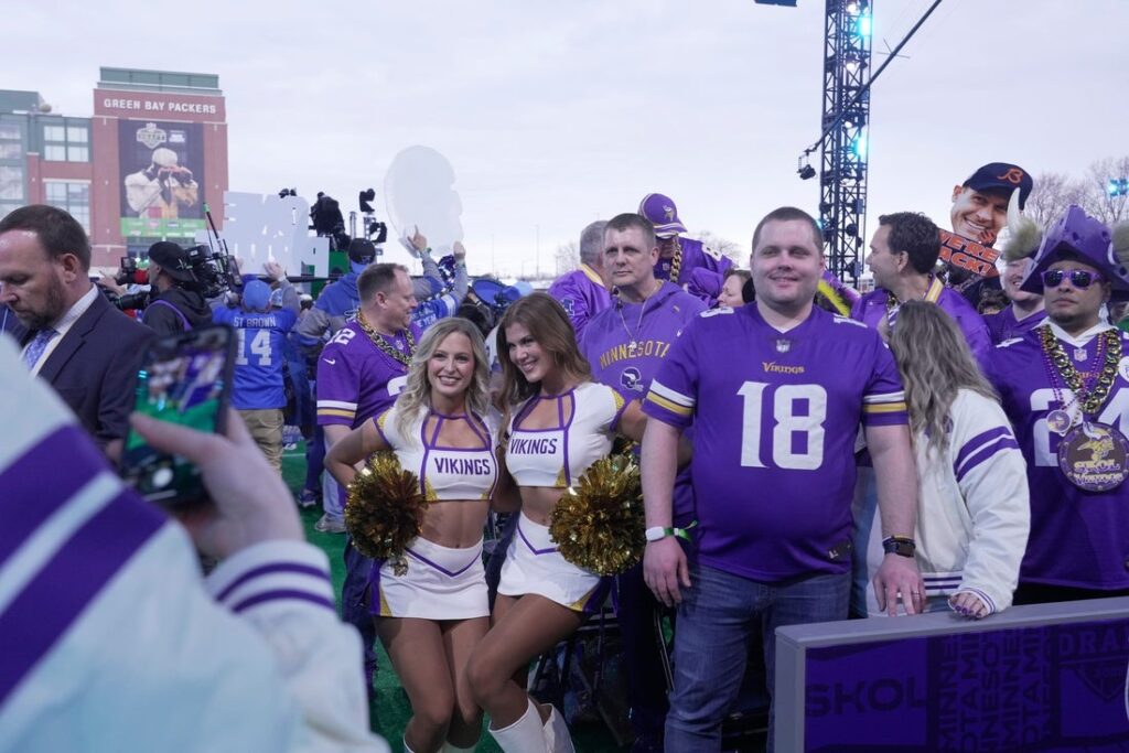 vikings fans nfl draft green bay