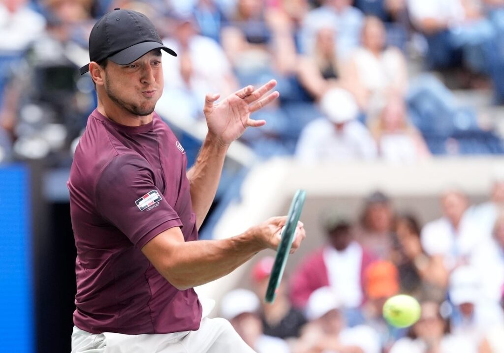 luciano darderi, hits