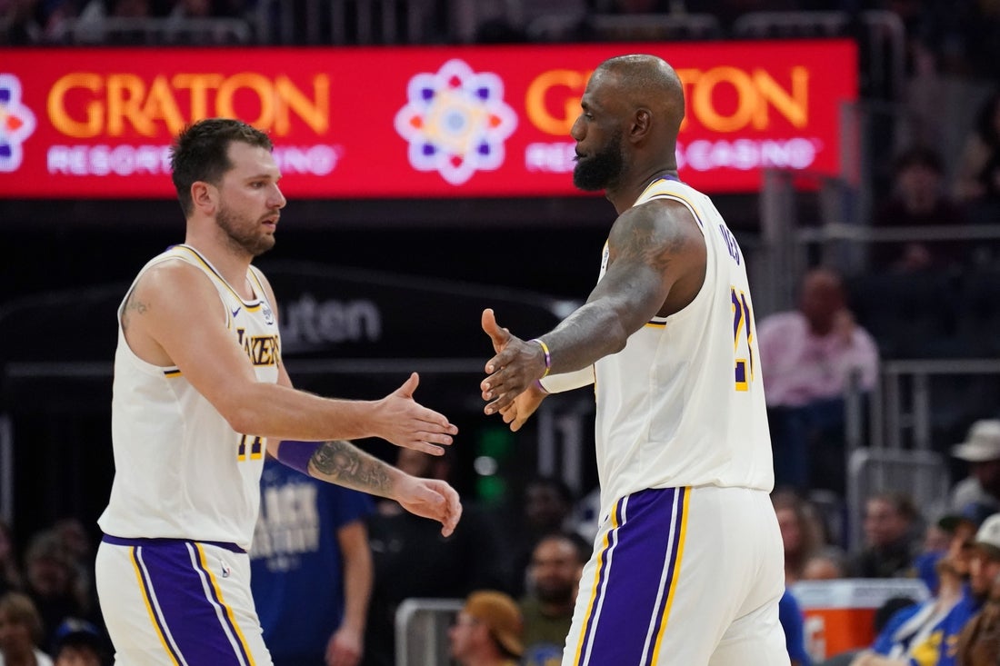 Lakers, with stars back together, take on lowly Kings - Field