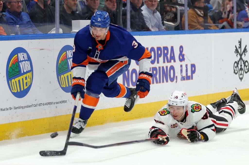 Blackhawks, Islanders