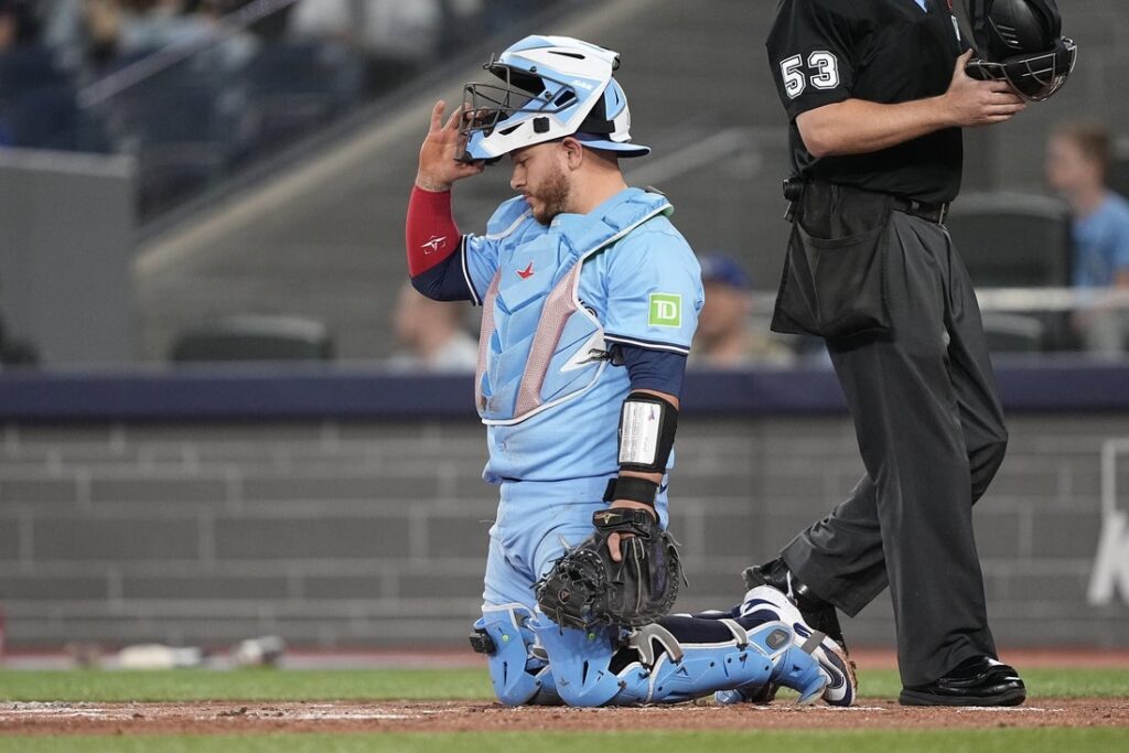 Alejandro Kirk reacts