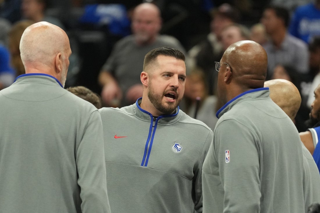 Dec 4, 2023; Sacramento, California, USA; Sacramento Kings assistant coach Luke Loucks (center) talks to head coach Mike Brown (right) during the second quarter against the New Orleans Pelicans at Golden 1 Center. Mandatory Credit: Darren Yamashita-Imagn Images