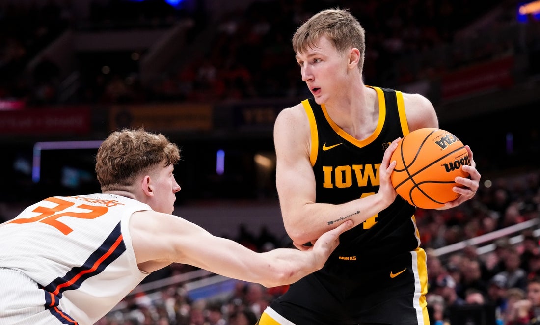 Iowa Hawkeyes guard Josh Dix (4) hesitates before rushing past Illinois Fighting Illini guard Kasparas Jakucionis (32) on Thursday, March 13, 2025, during the second round of the men's Big Ten tournament at Gainbridge Fieldhouse in Indianapolis. The Illinois Fighting Illini defeated the Iowa Hawkeyes, 106-94.