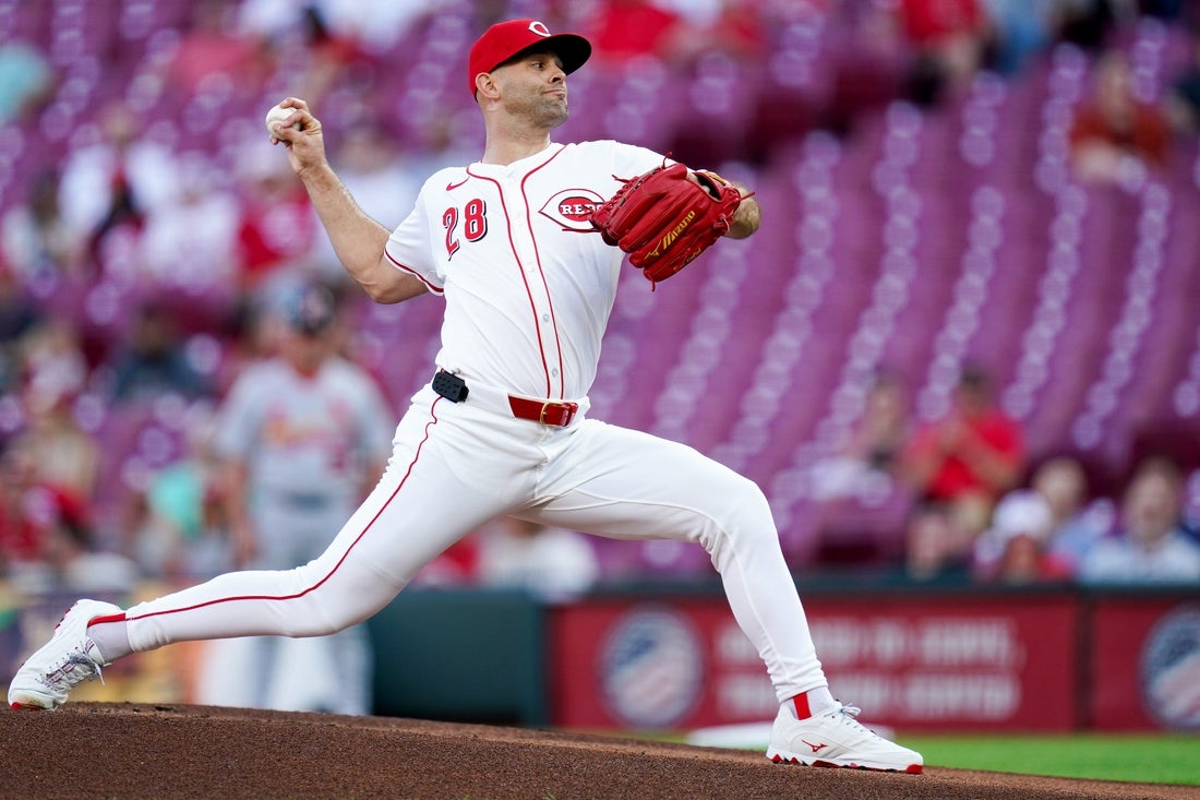 Cincinnati Reds pitcher Nick Martinez (28) throws a pitch in the first inning of a MLB game between the Cincinnati Reds and St. Louis Cardinals, Monday, April 28, 2025, at Great American Ball Park in Downtown Cincinnati.