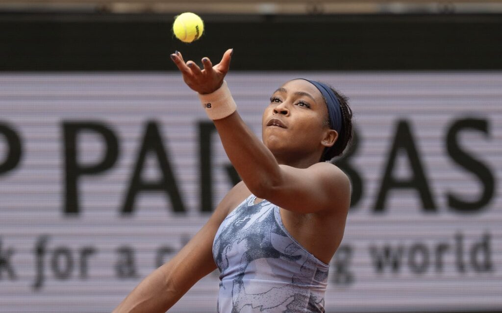 coco gauff paris serve