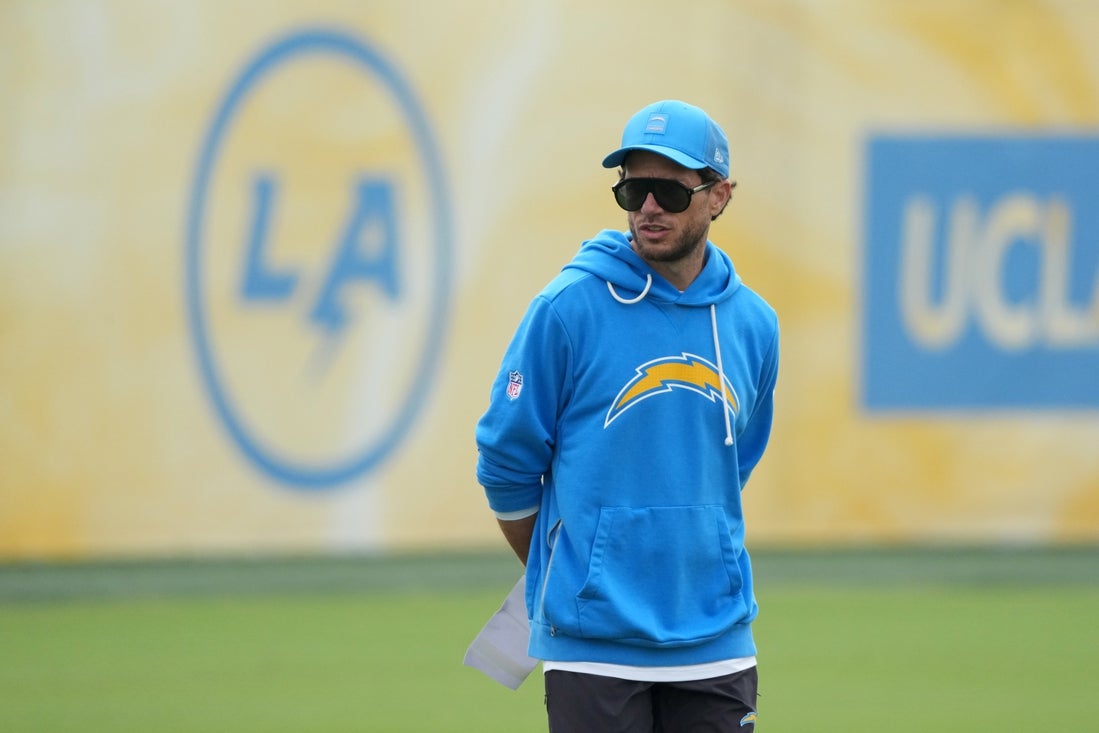 Chargers OC Mike McDaniel in NFL accelerator program - Field Level
