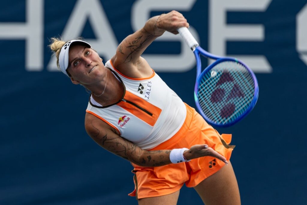 Marketa Vondrousova, serves
