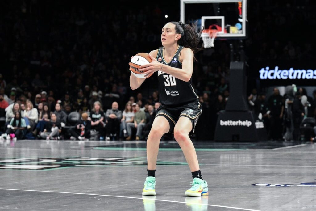 Breanna Stewart shoots