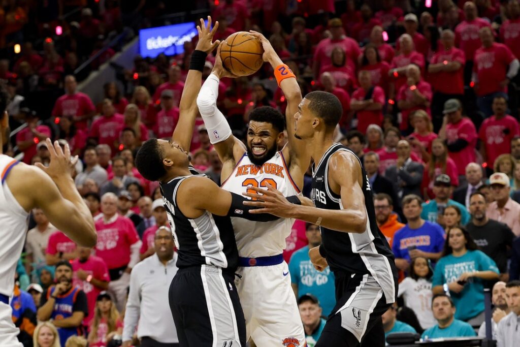 Spurs, Knicks, towns, victor