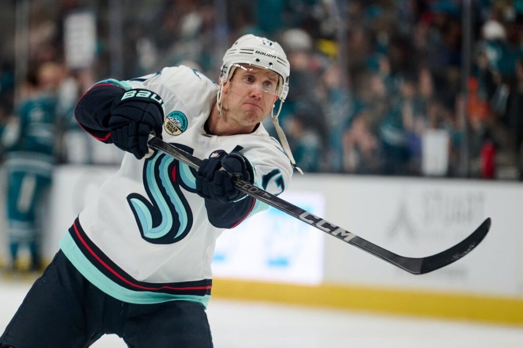 jaden schwartz kraken warm