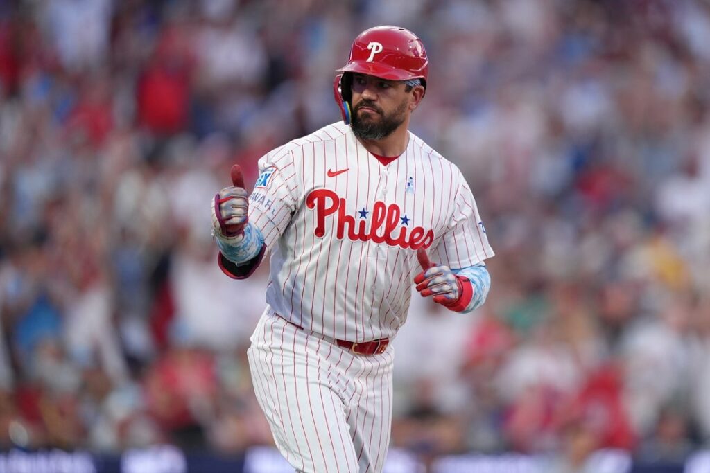 Kyle Schwarber reacts