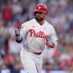 Kyle Schwarber reacts
