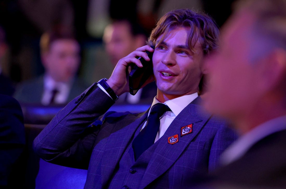 Leafs’ No. 1 pick Gavin McKenna signs entry-level contract - Field ...