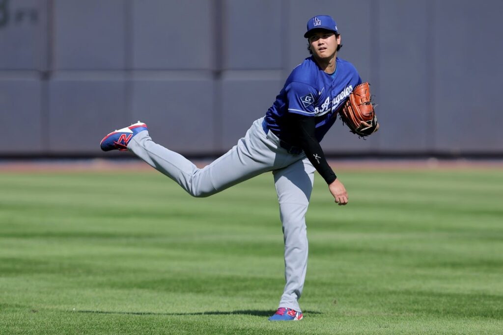 Shohei Ohtani throws
