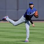 Shohei Ohtani throws