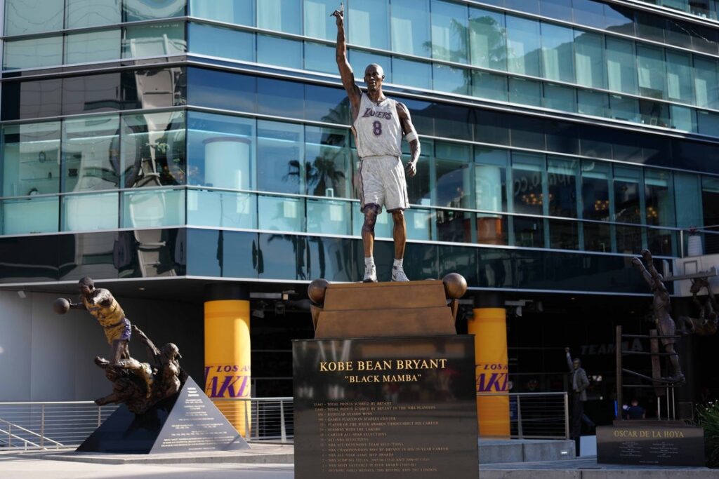 Lakers statue