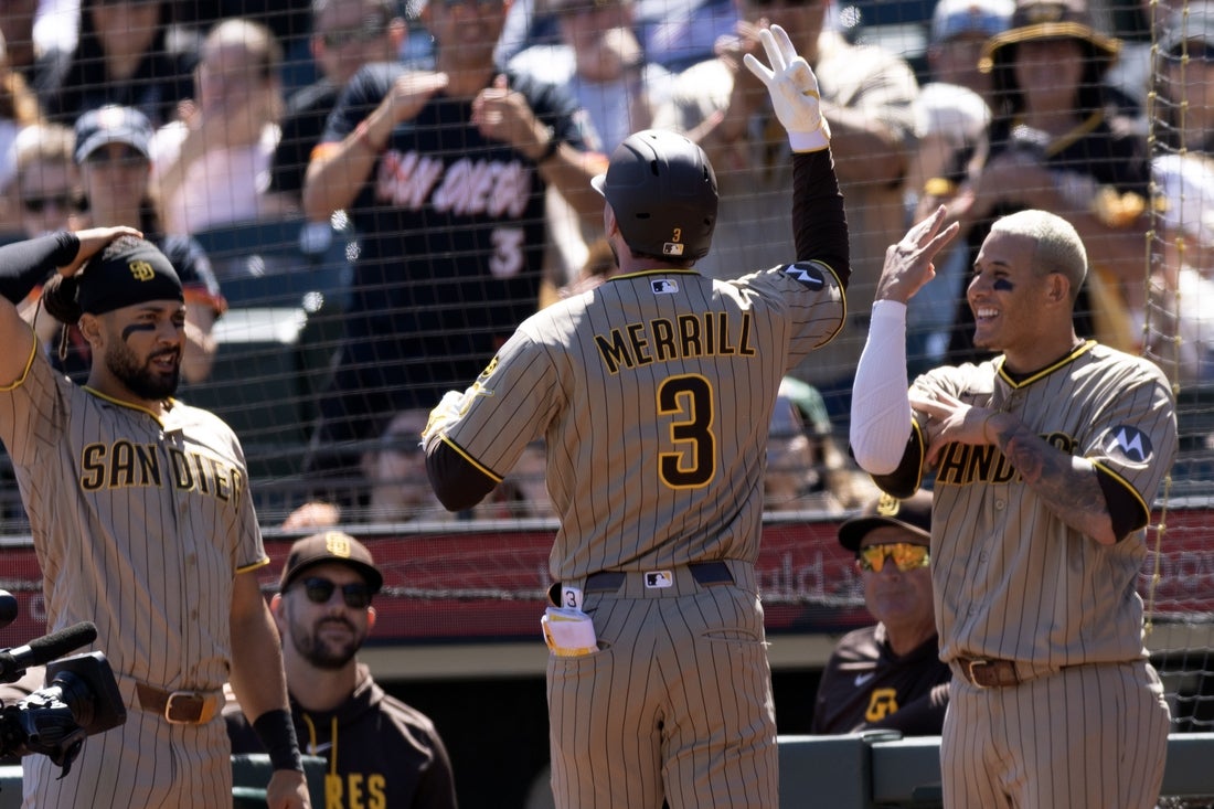 Padres pick up sixth straight win, beat Giants