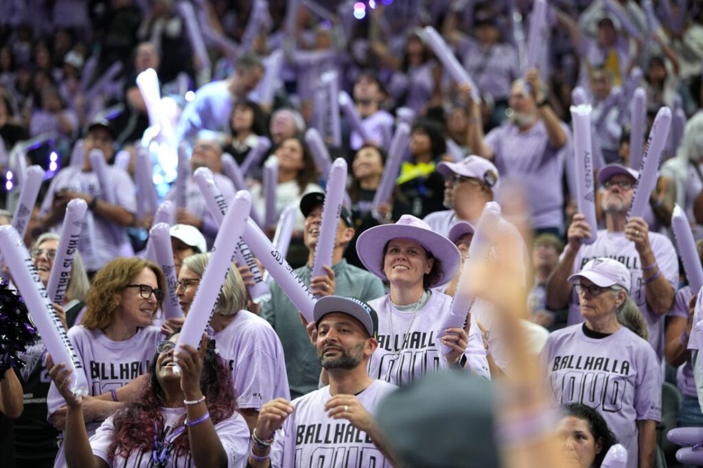 chase center, valkyries, fans
